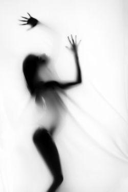 Zwart wit foto kunst schilderij sexy curtain lady